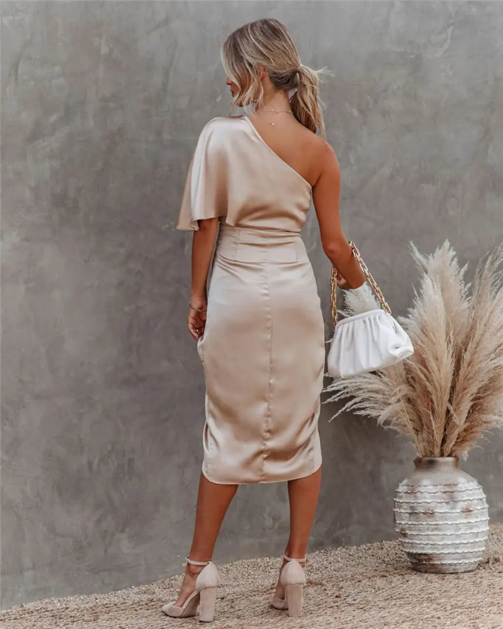 Robe midi asymétrique une épaule, drapée, avec fente