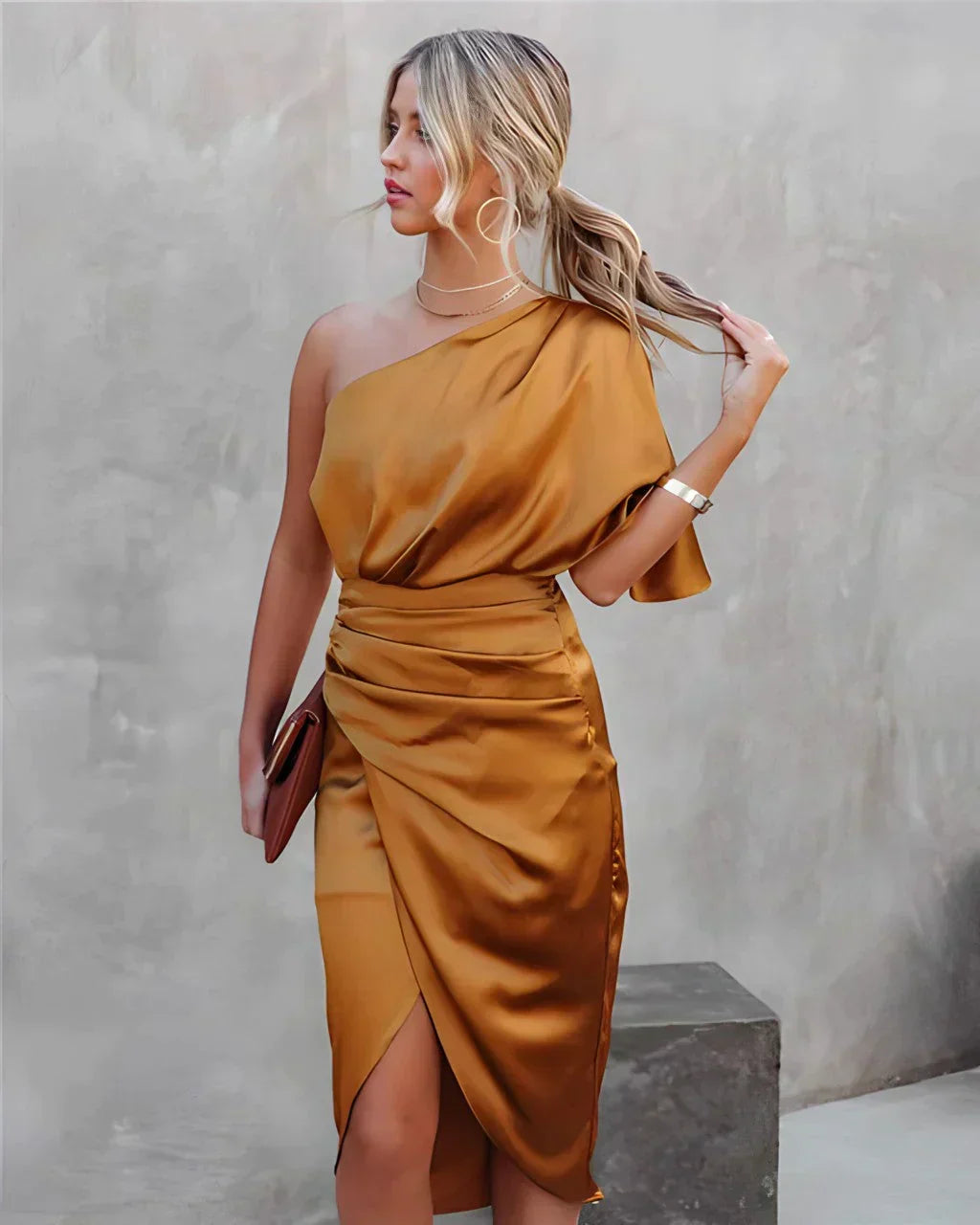 Robe midi asymétrique une épaule, drapée, avec fente, orange doré