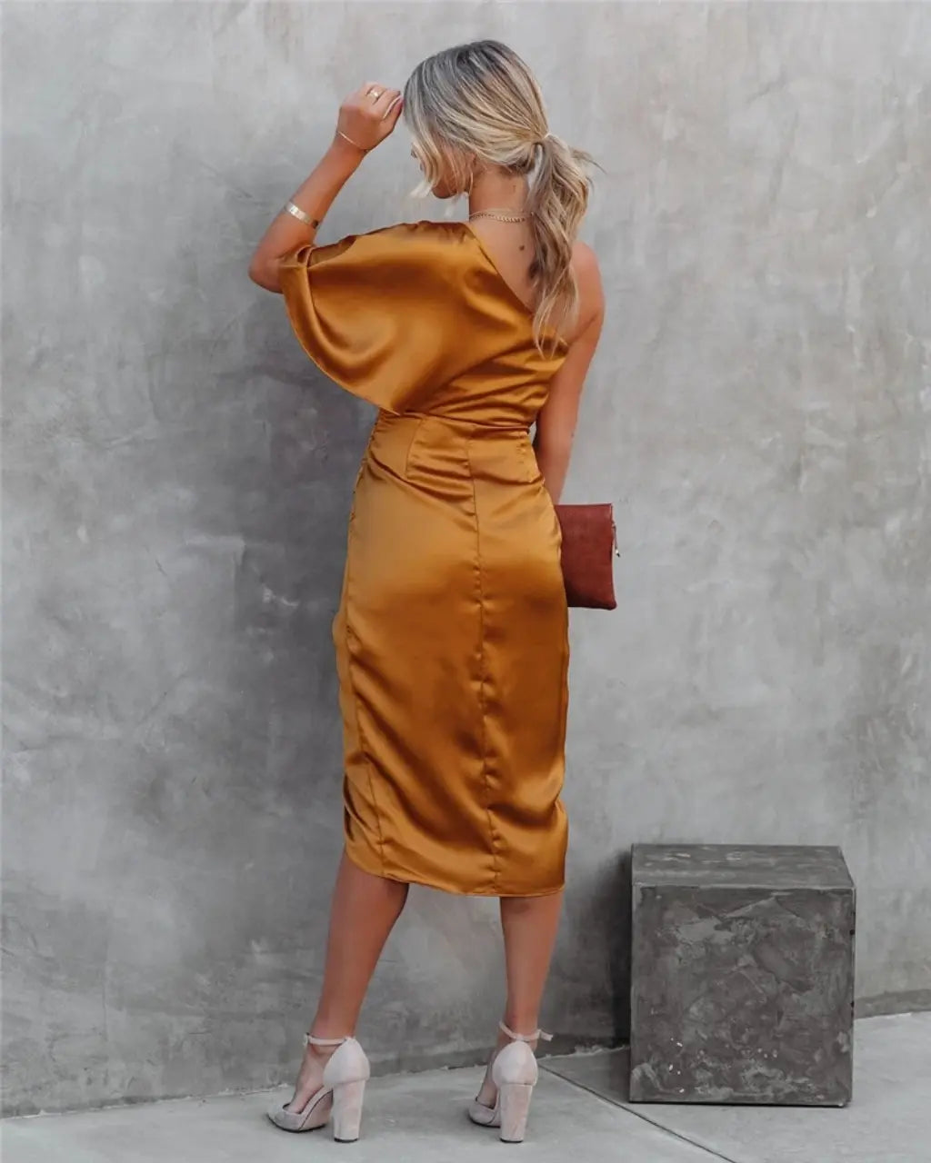Robe midi asymétrique une épaule, drapée, avec fente
