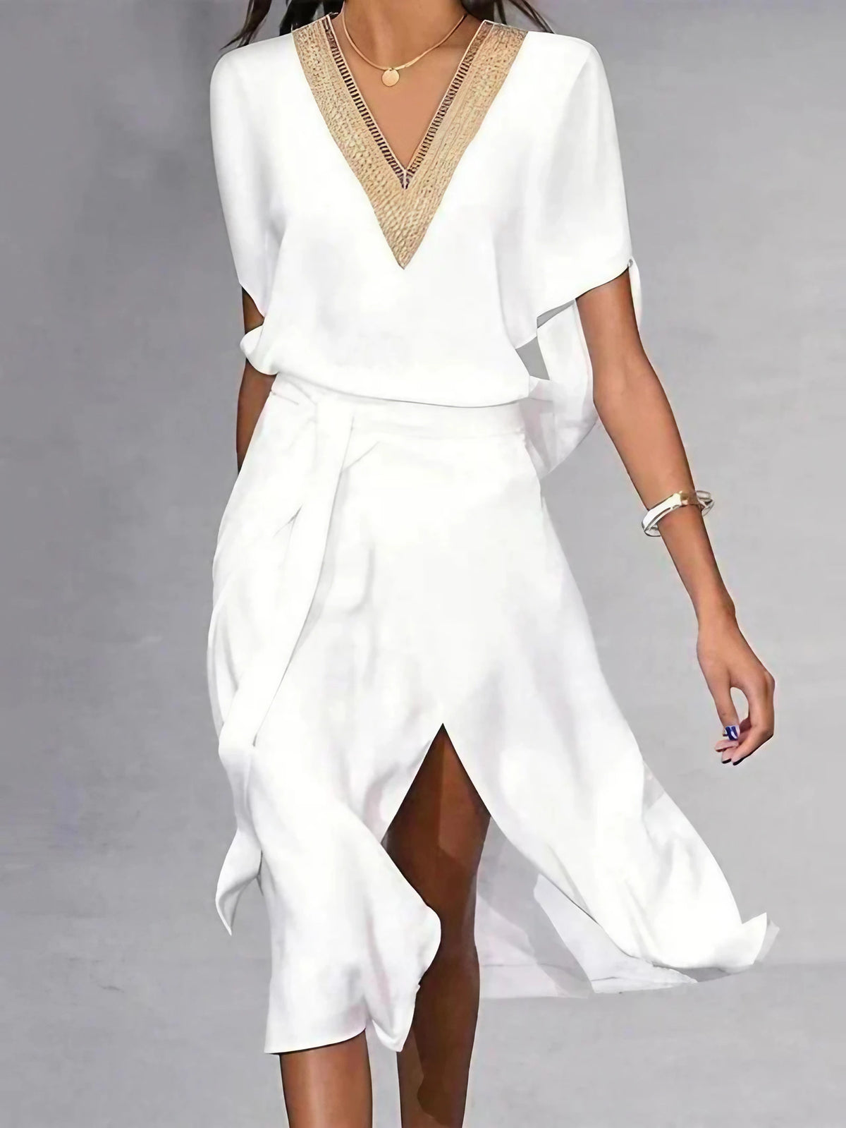 Robe midi blanche col V à manches courtes, coupe décontractée