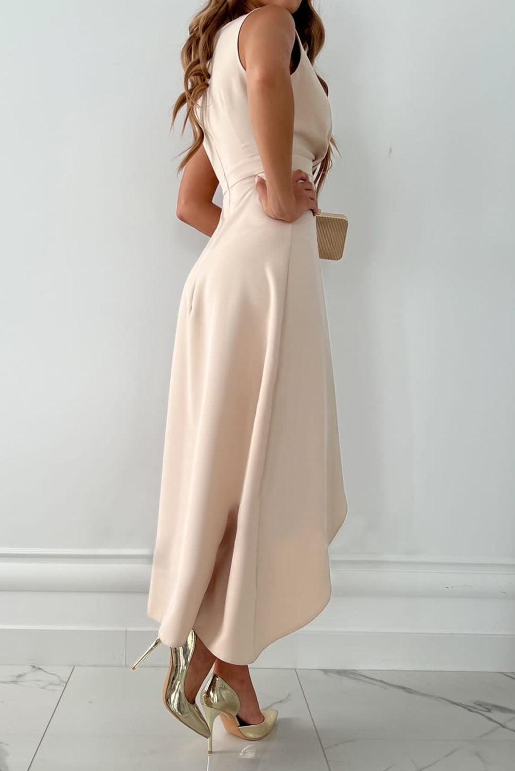 Robe midi cache-cœur beige sans manches, ourlet asymétrique