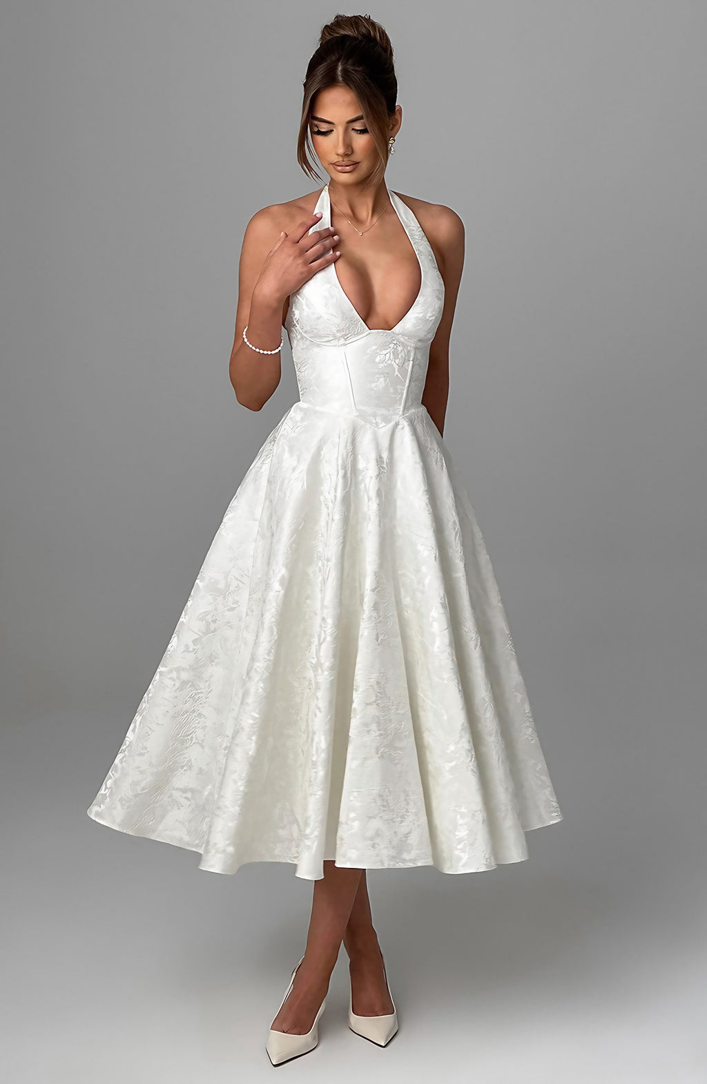 Robe midi dos nu à col licou, corsage effet corset, jupe évasée, blanc