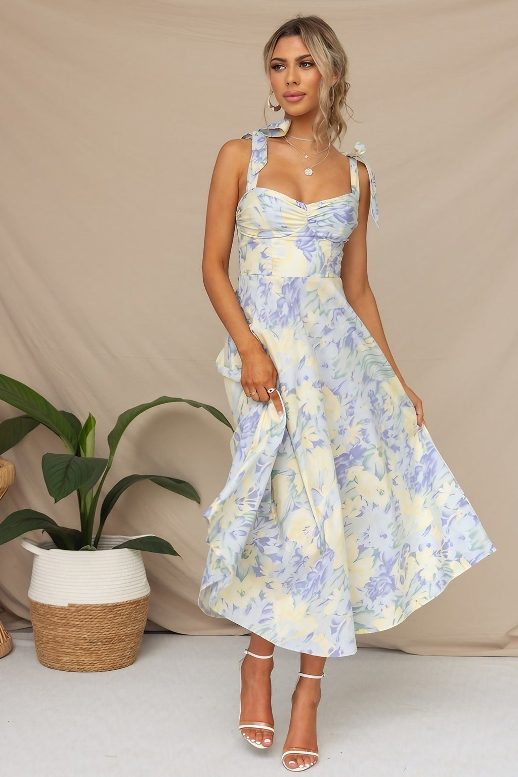 Robe midi fleurie à bretelles nouées, coupe cintrée, deux coloris