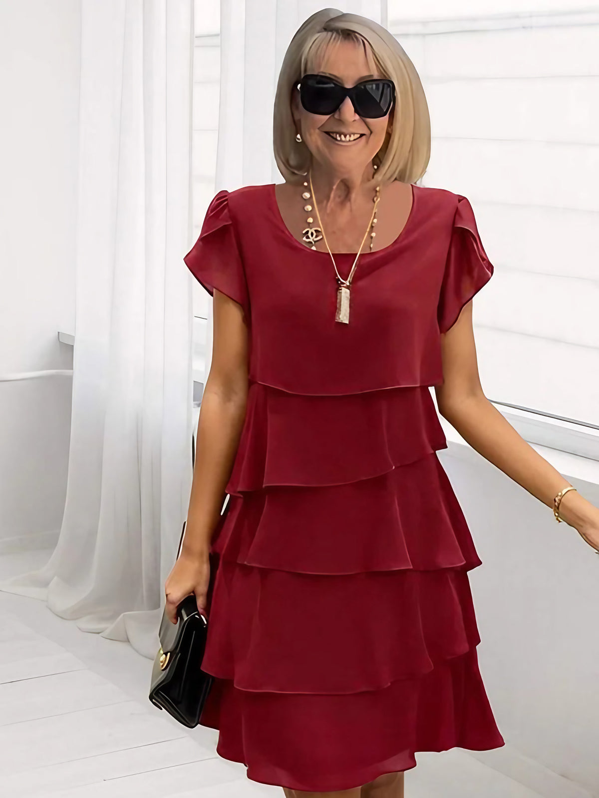 Robe midi fluide à ourlet asymétrique et volants superposés, rouge foncé