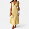 Robe midi satinée plissée, col V et découpes sur les côtés, jaune