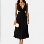 Robe midi satinée plissée, col V et découpes sur les côtés, noir