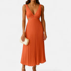 Robe midi satinée plissée, col V et découpes sur les côtés, orange