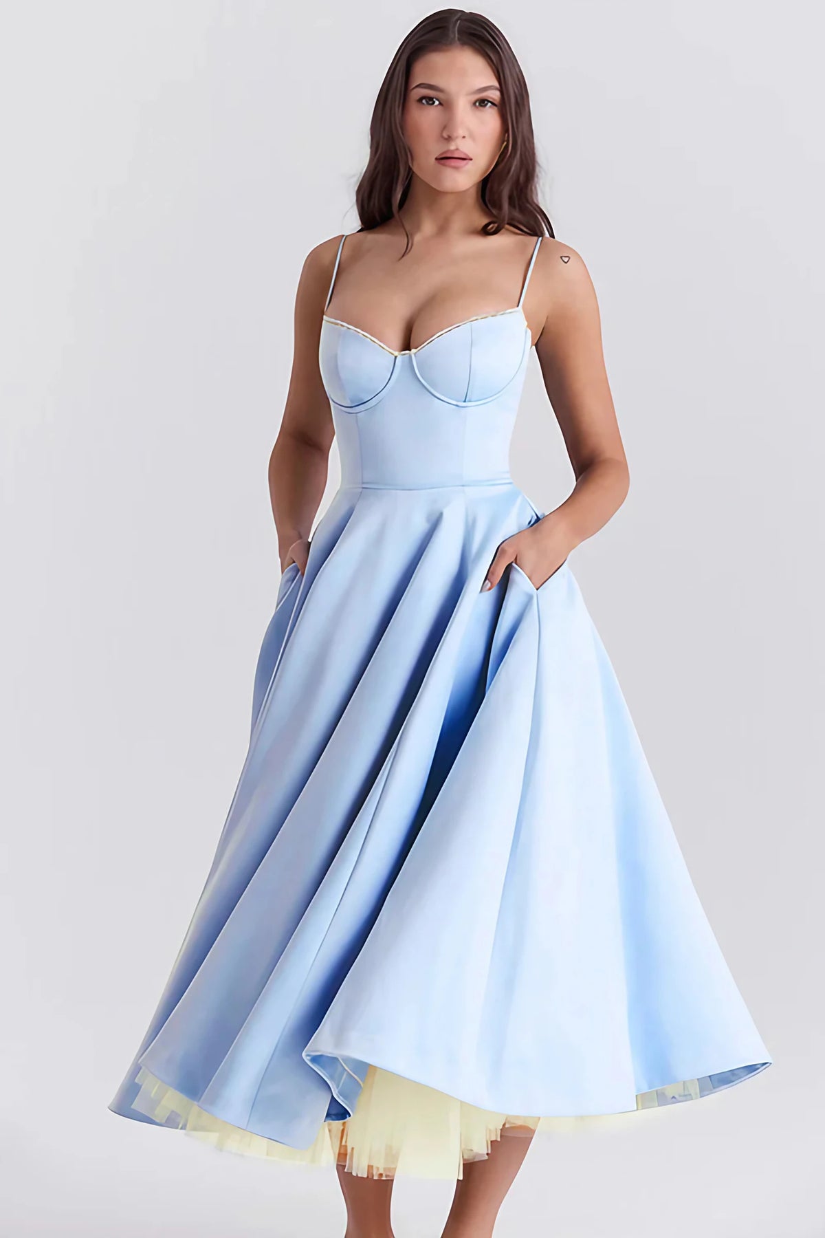 Robe midi en satin à bustier corset et fines bretelles, bleu clair