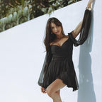 Robe courte ajustée à manches bouffantes et dos nu croisé