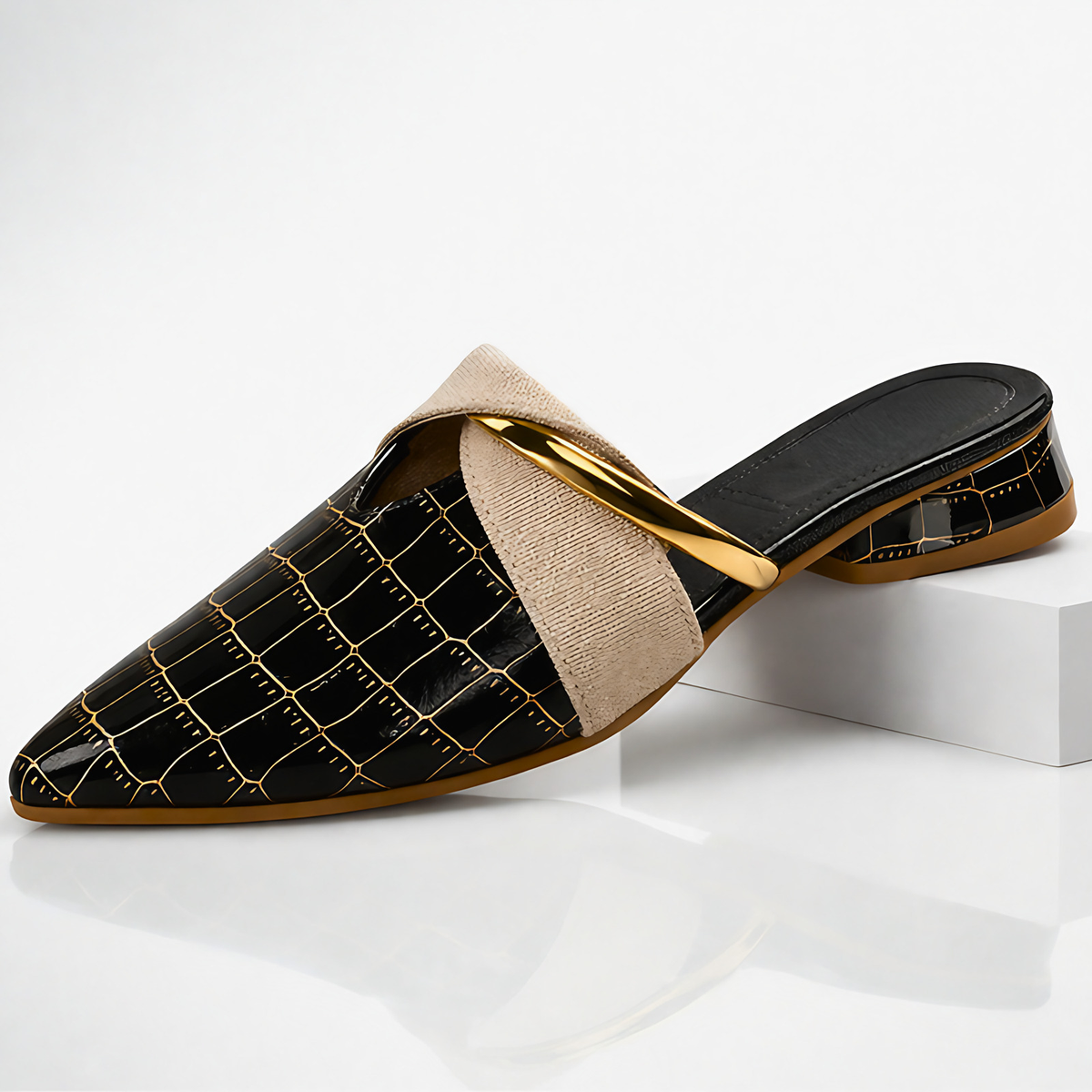 Mules femme à bout pointu fermé, détail métallique, noir