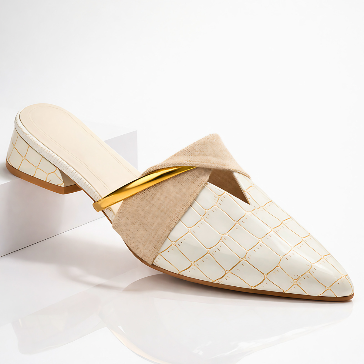 Mules femme à bout pointu fermé, détail métallique, beige