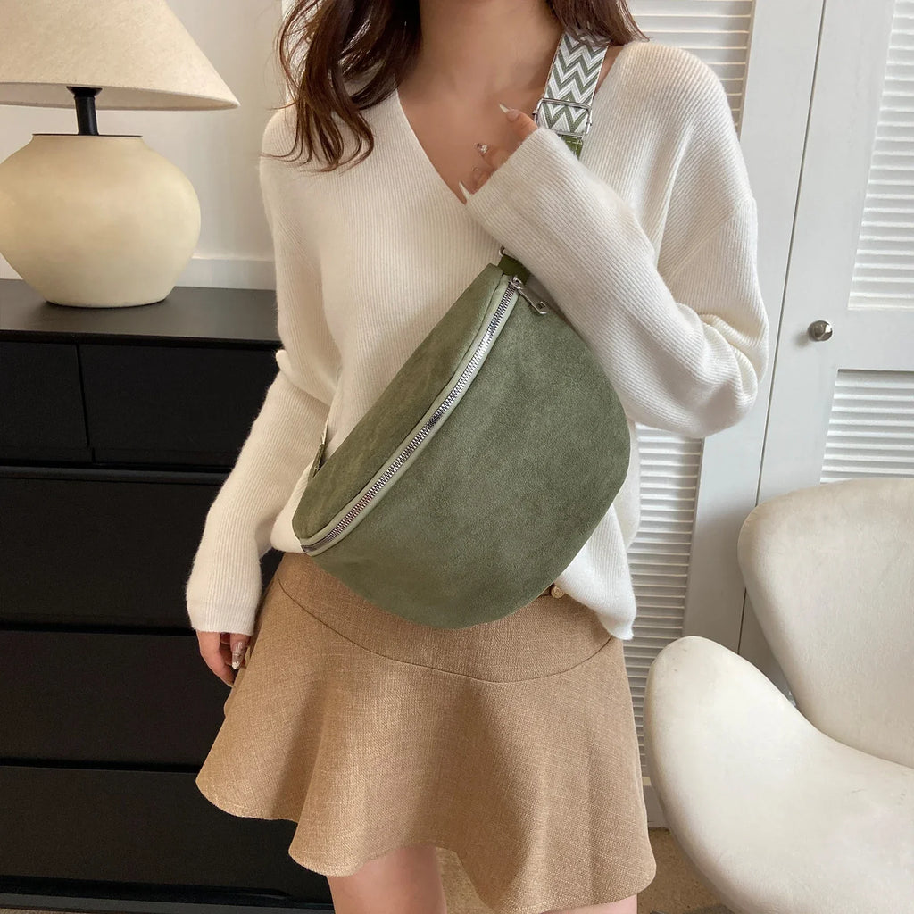 Sac banane femme aspect daim, bandoulière à motifs amovible, vert