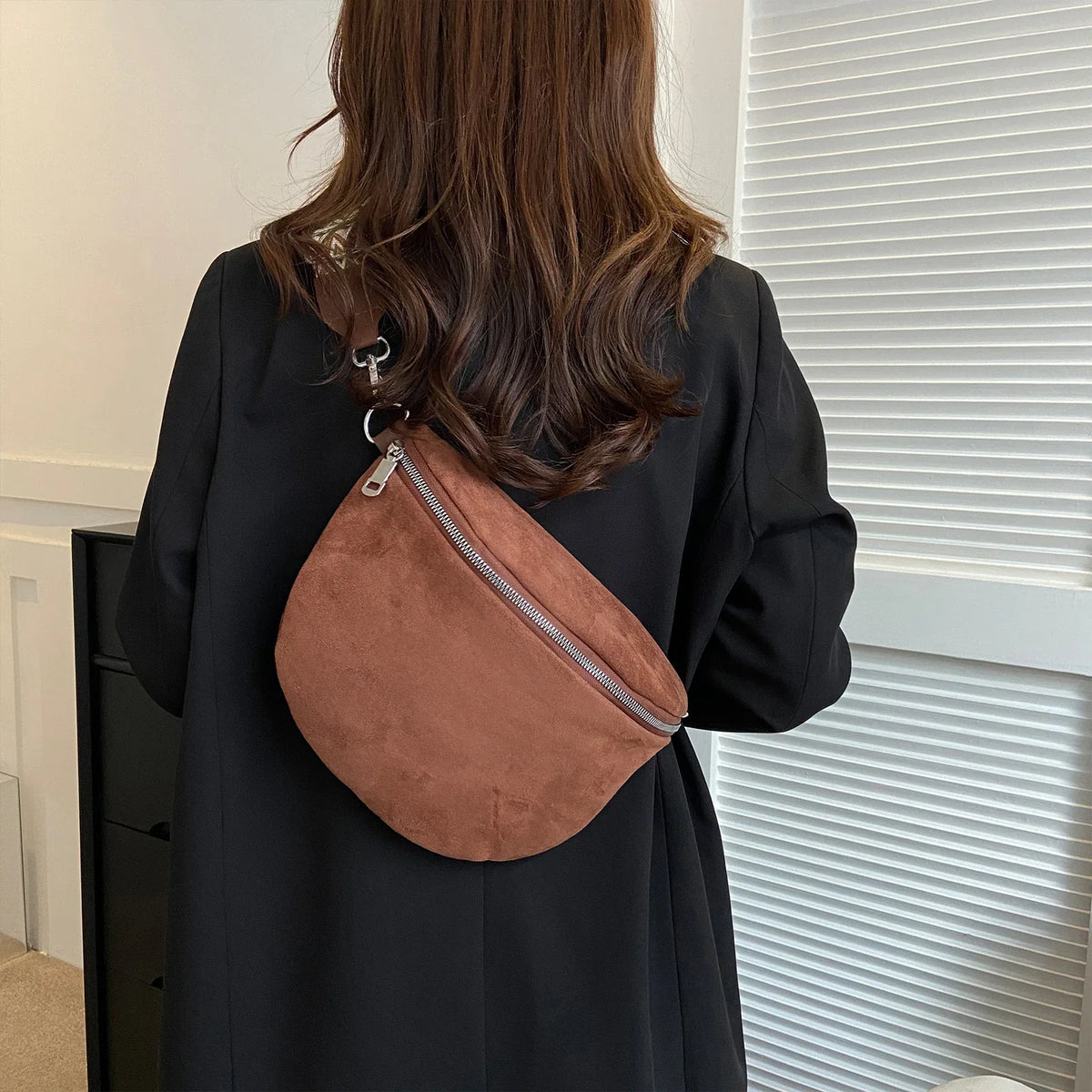 Sac banane femme aspect daim, bandoulière à motifs amovible, marron