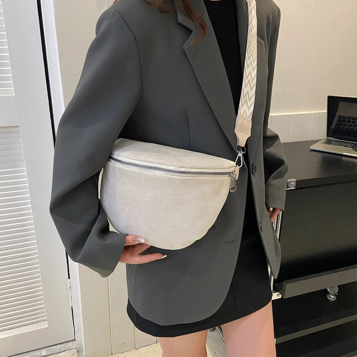 Sac banane femme aspect daim, bandoulière à motifs amovible, blanc