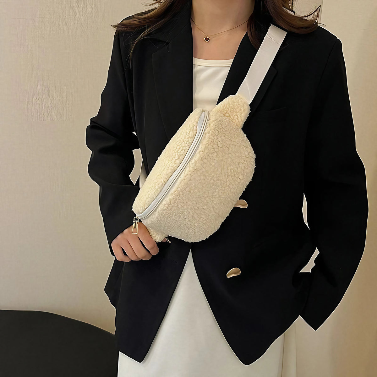 Sac banane femme en fausse fourrure effet mouton, trois coloris