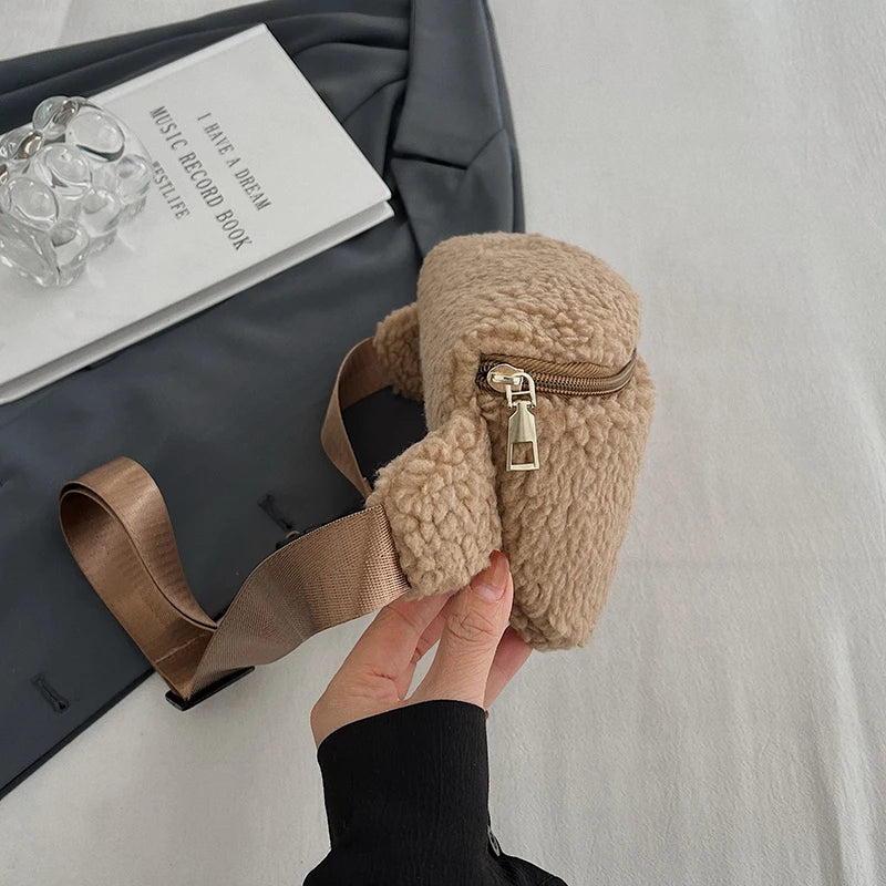 Sac banane femme en fausse fourrure effet mouton, trois coloris