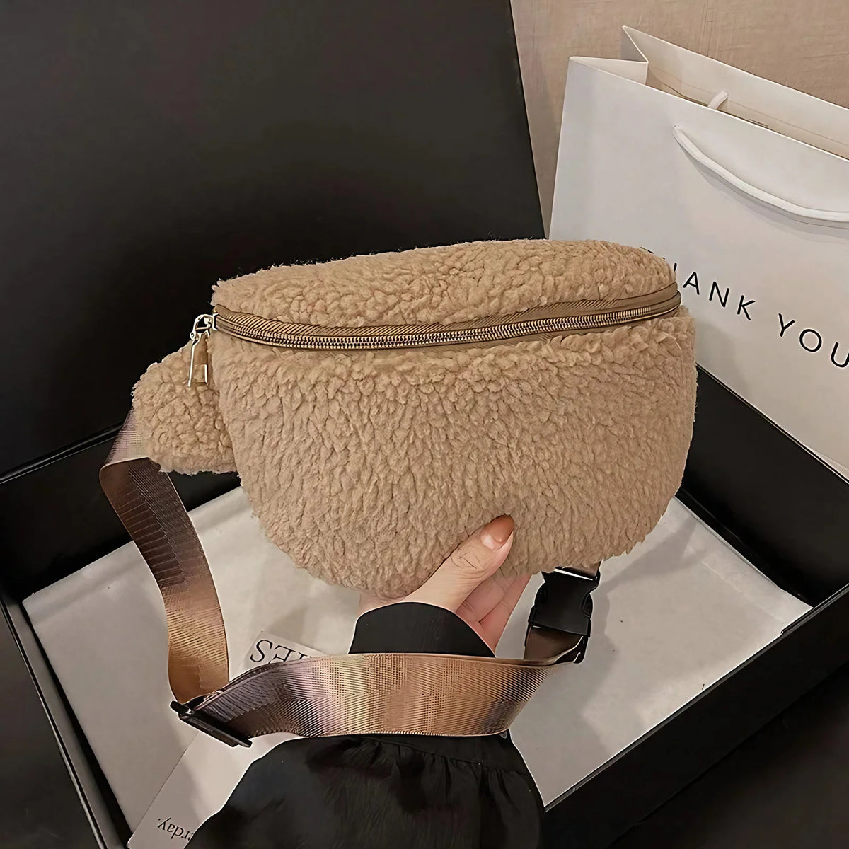 Sac banane femme en fausse fourrure effet mouton, trois coloris, camel