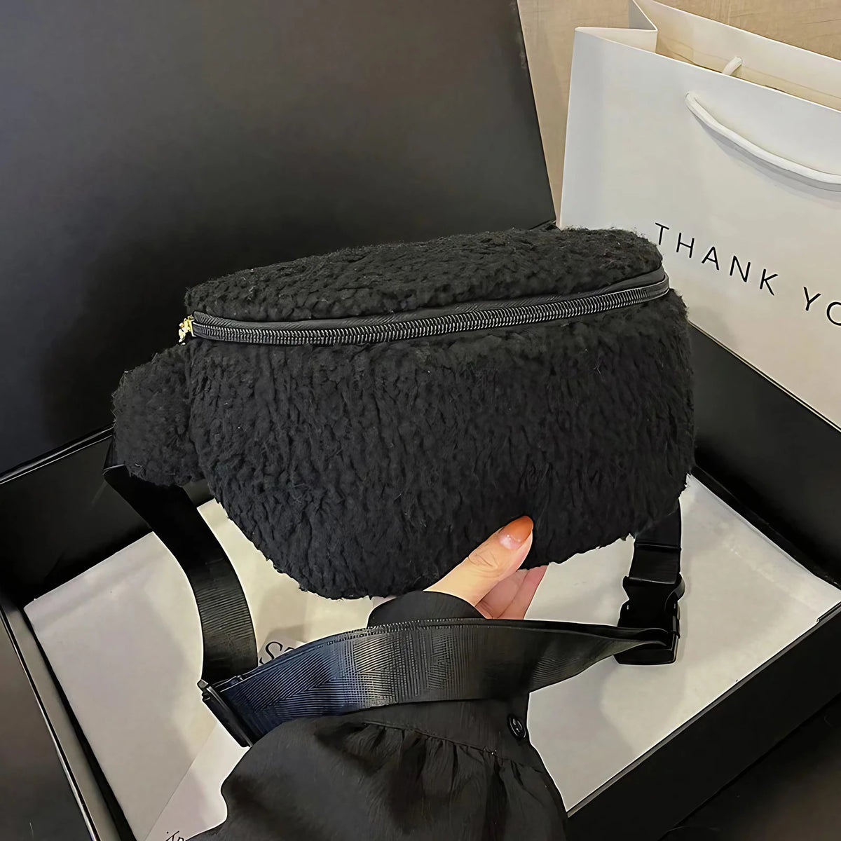 Sac banane femme en fausse fourrure effet mouton, trois coloris, noir