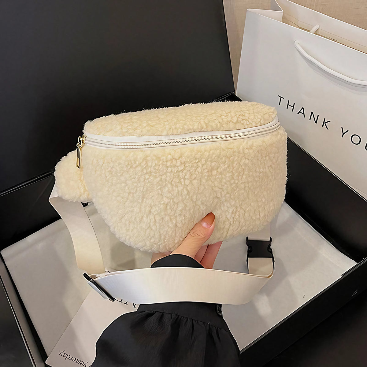 Sac banane femme en fausse fourrure effet mouton, trois coloris, écru