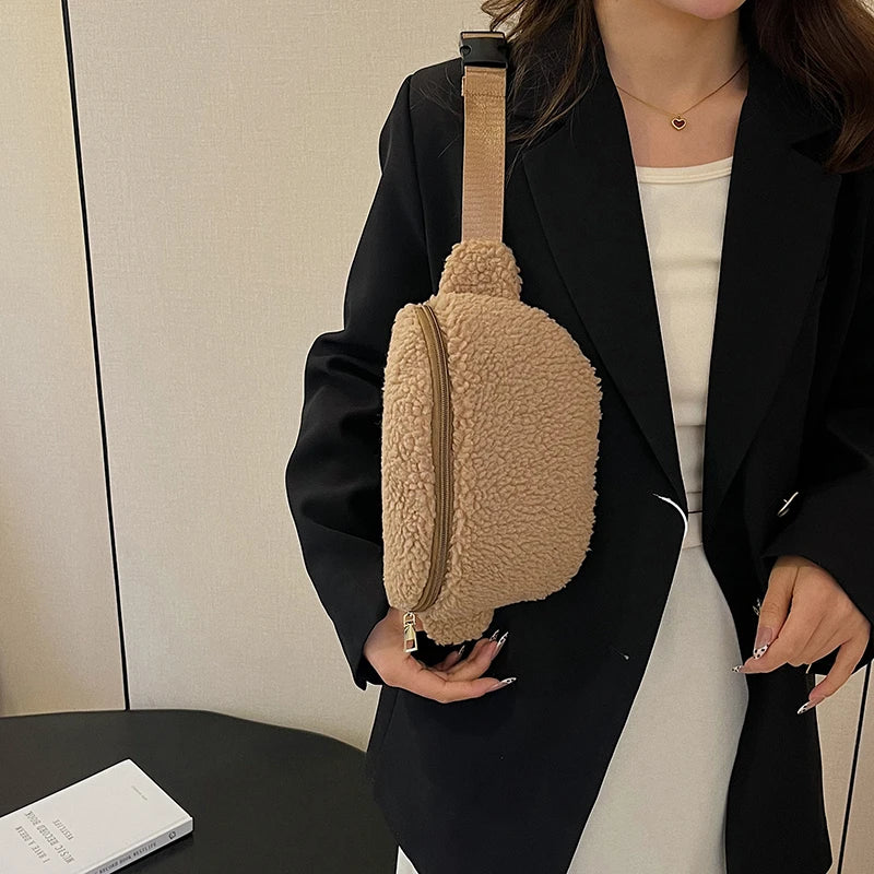 Sac banane femme en fausse fourrure effet mouton, trois coloris