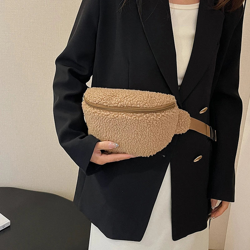 Sac banane femme en fausse fourrure effet mouton, trois coloris