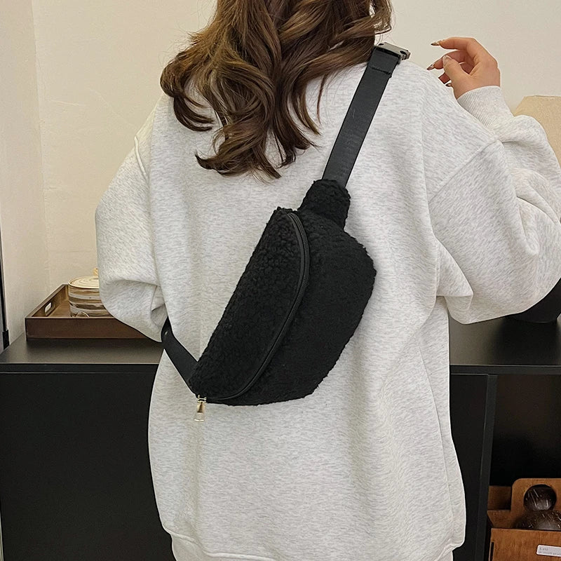 Sac banane femme en fausse fourrure effet mouton, trois coloris
