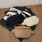Sac banane femme en fausse fourrure effet mouton, trois coloris