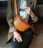 Sac banane femme en cuir fendu, fermeture zippée dorée, marron
