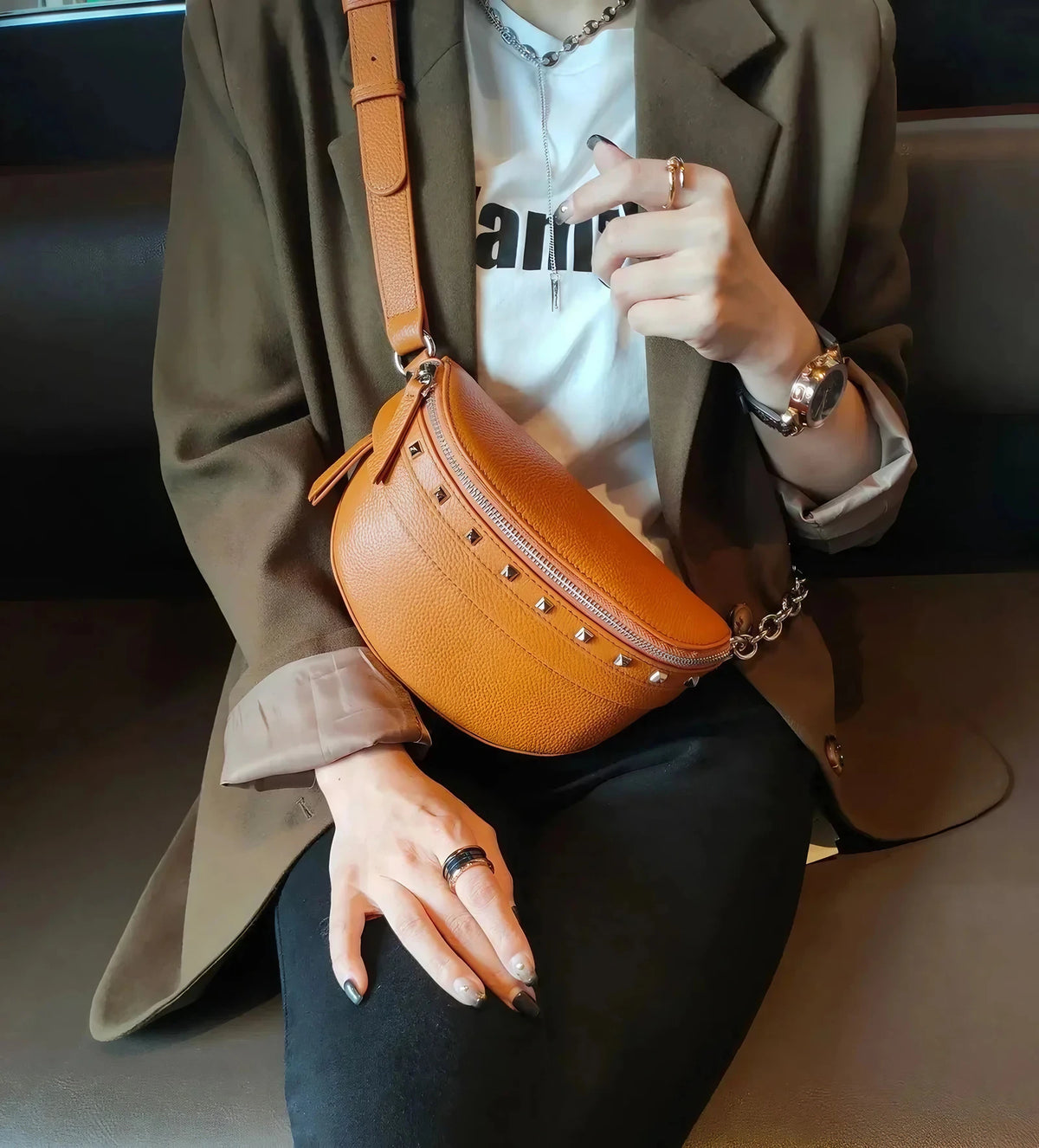 Sac banane femme en cuir fendu, fermeture zippée dorée, marron