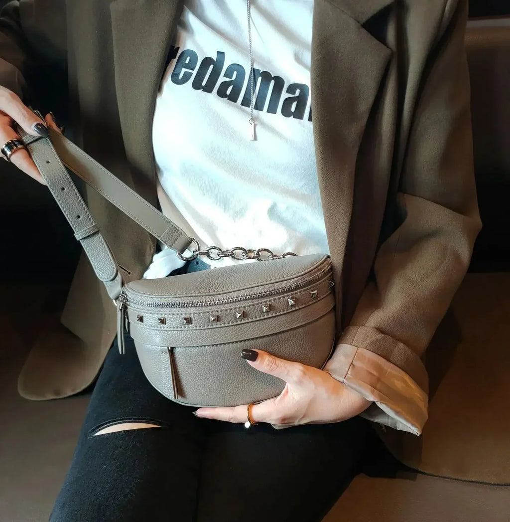Sac banane femme en cuir fendu, fermeture zippée dorée, gris