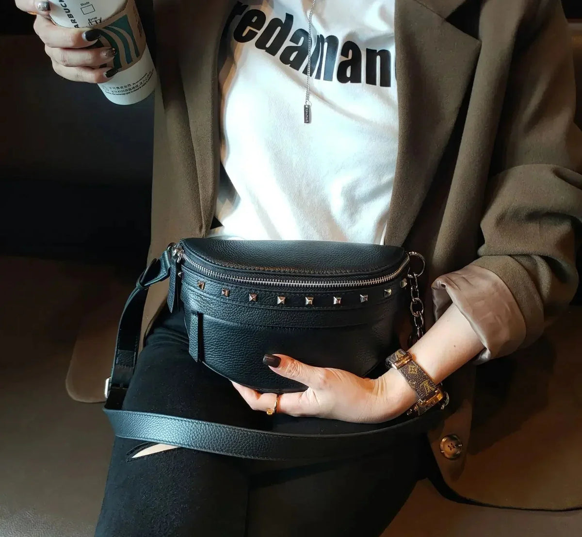 Sac banane femme en cuir fendu, fermeture zippée dorée, noir