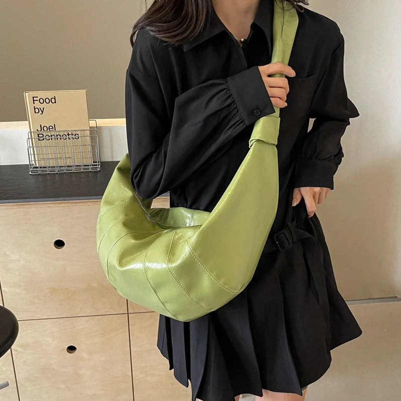 Grand sac banane femme en similicuir, forme croissant