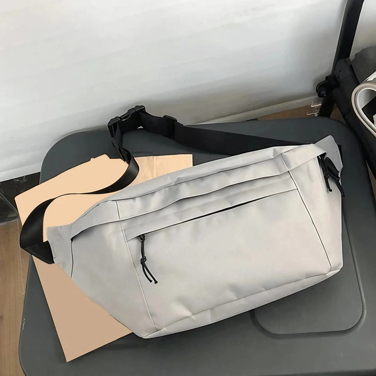 Sac banane femme en toile, grand format, trois poches zippées, gris