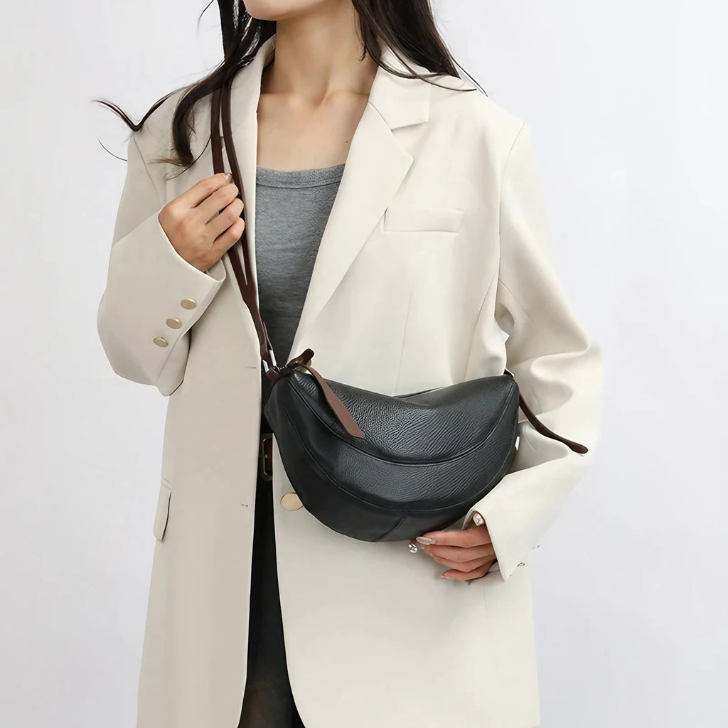 Sac banane femme en similicuir grainé, forme demi-lune