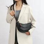 Sac banane femme en similicuir grainé, forme demi-lune