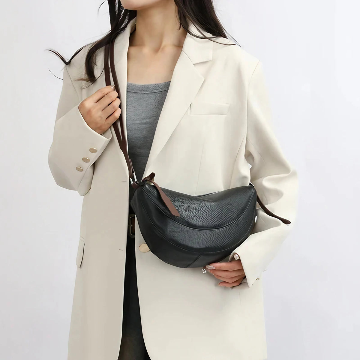 Sac banane femme en similicuir grainé, forme demi-lune