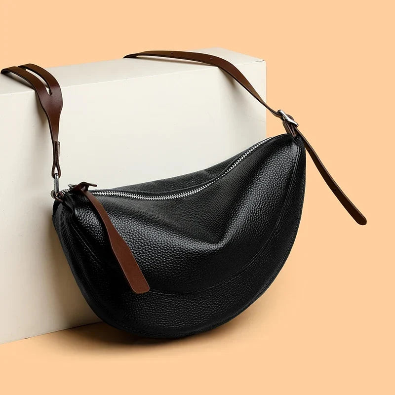 Sac banane femme en similicuir grainé, forme demi-lune