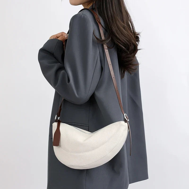 Sac banane femme en similicuir grainé, forme demi-lune