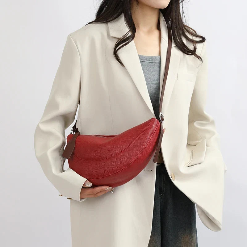 Sac banane femme en similicuir grainé, forme demi-lune