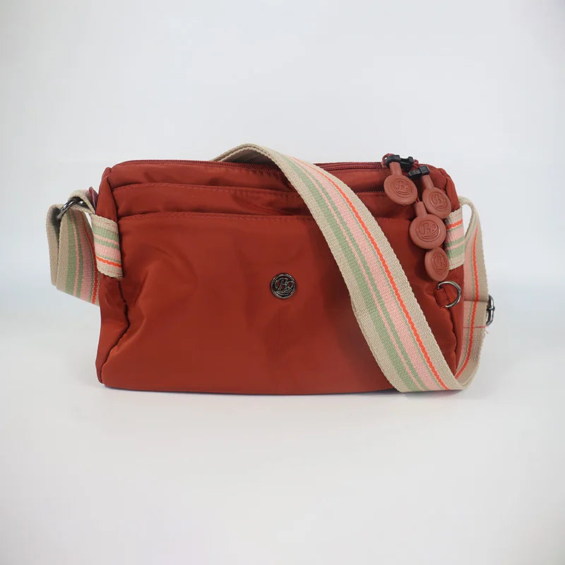 Sac banane femme en nylon imperméable, quatre poches zippées, rouge foncé