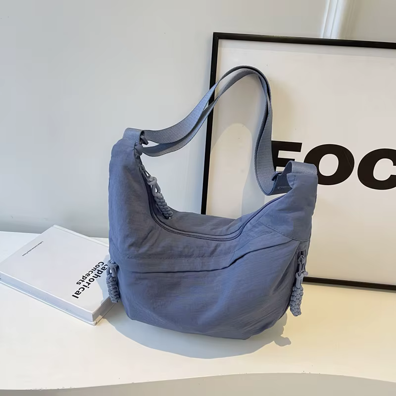 Grand sac banane femme, cinq poches dont quatre zippées