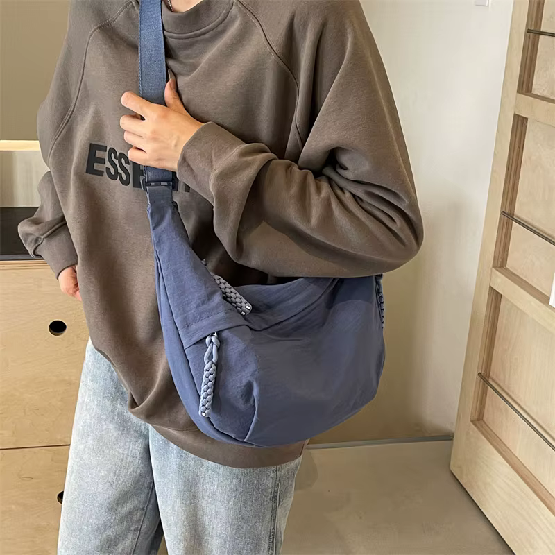 Grand sac banane femme, cinq poches dont quatre zippées