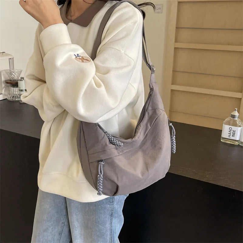 Grand sac banane femme, cinq poches dont quatre zippées