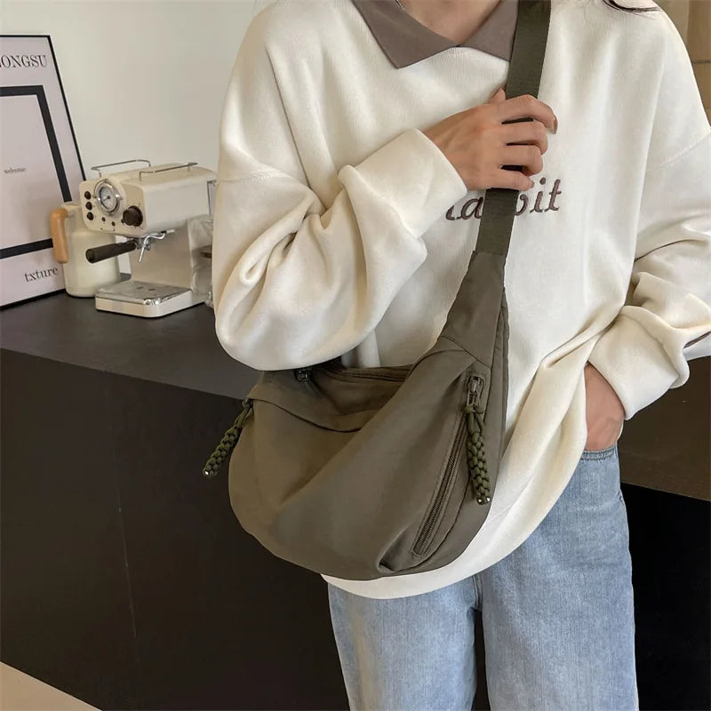 Grand sac banane femme, cinq poches dont quatre zippées