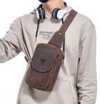 Sac banane homme en cuir marron, poche téléphone et zip