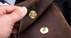Sac banane homme en cuir marron, poche téléphone et zip