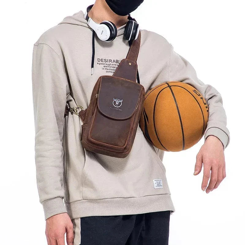 Sac banane homme en cuir marron, poche téléphone et zip