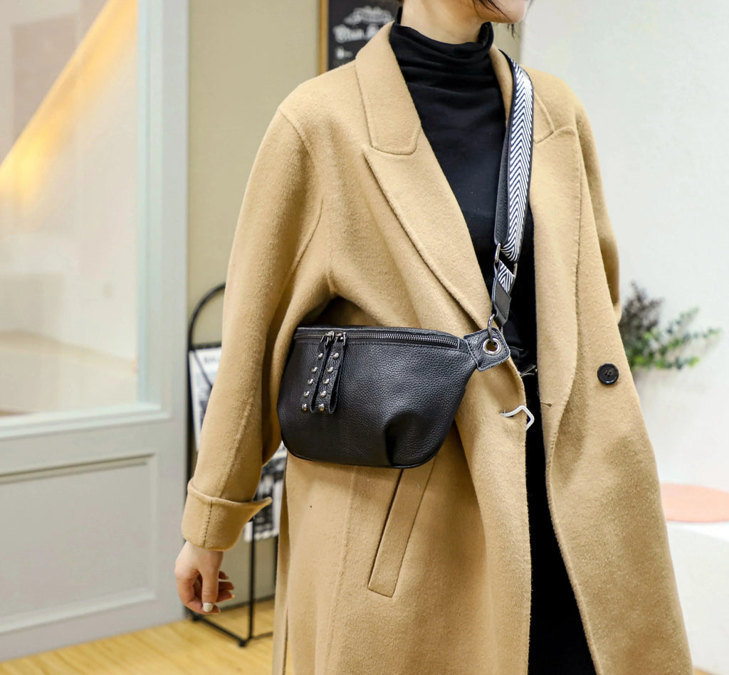 Sac banane femme noir, sangle large à motifs flèche, 23 x 13 cm