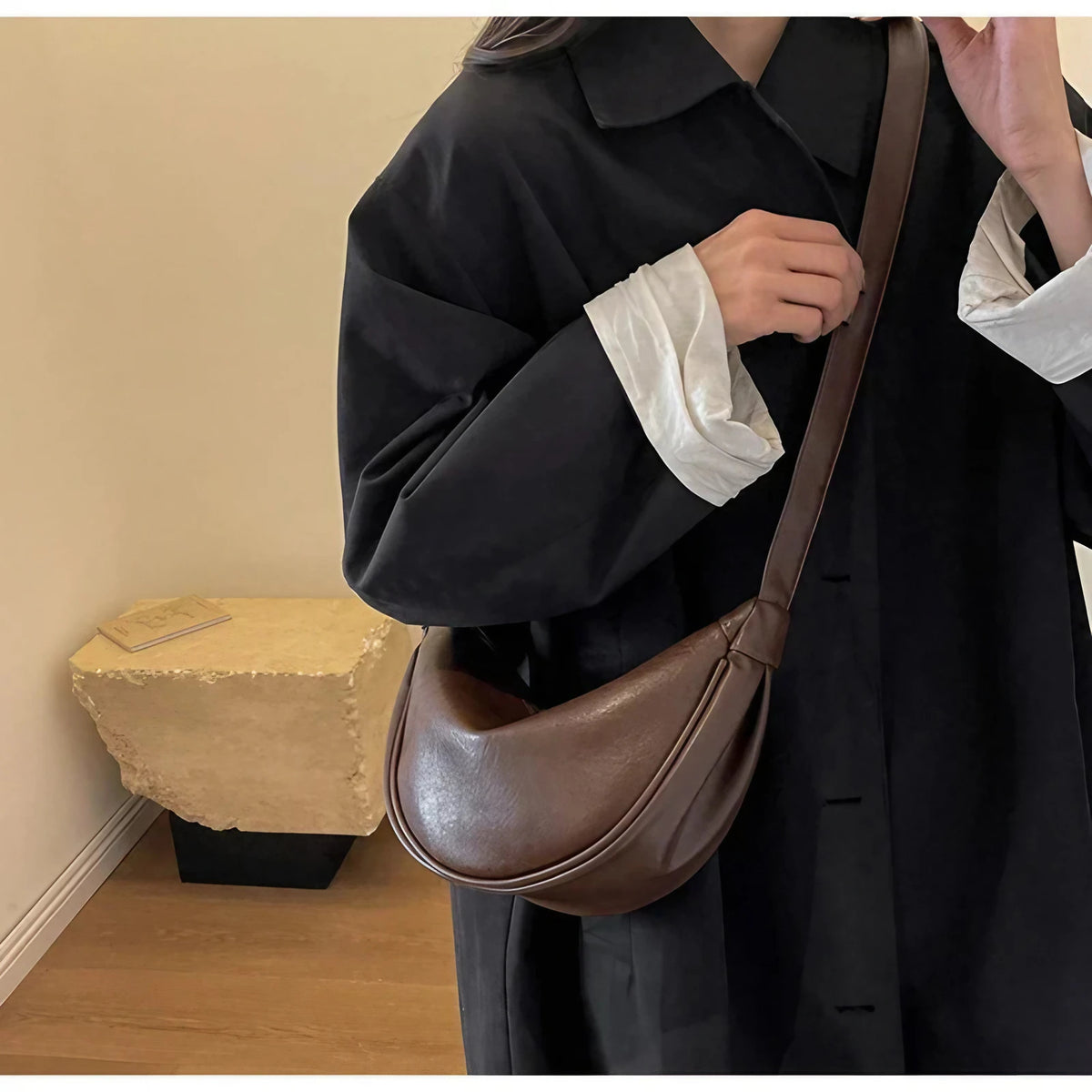Sac banane femme de forme arrondie, café ou marron clair