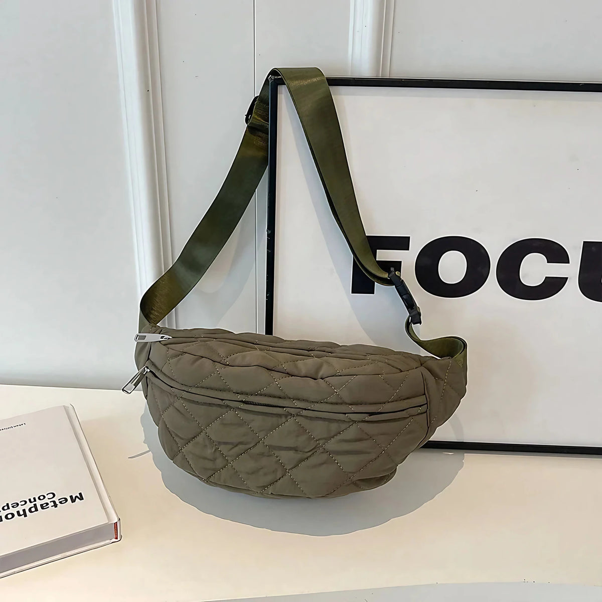 Sac banane femme matelassé en nylon, trois poches zippées, vert